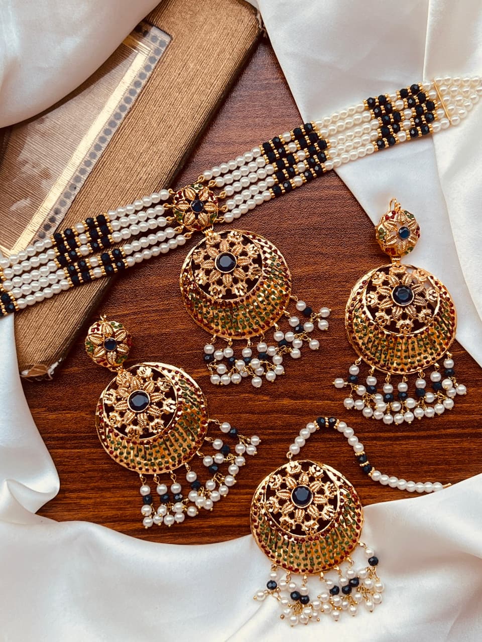 Stunning Choker Set